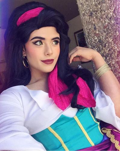 理查德在加利佛尼亚州学习设计。他经常在Instagram上晒自己的定妆照，已拥有近20万粉丝，每张照片点赞近万。图为理查德在巴黎参加演出，扮演《钟楼怪人》中的角色。