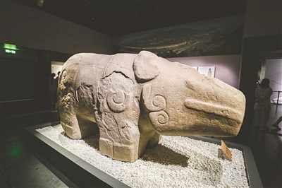 呆萌可爱的天府石犀站立在“九天开出一成都”展厅