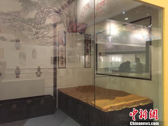 正在布置的展览一角?！⌒煅畹t　摄