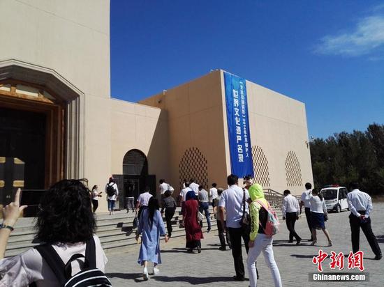 图为北庭高昌回鹘佛寺遗址吸引游客参观。中新社记者 王小军 摄