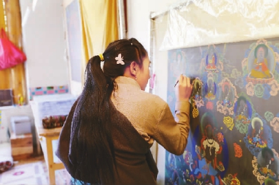 壤塘唐卡传习所的画师正在绘制唐卡 壤塘唐卡传习所的画师正在绘制唐卡
