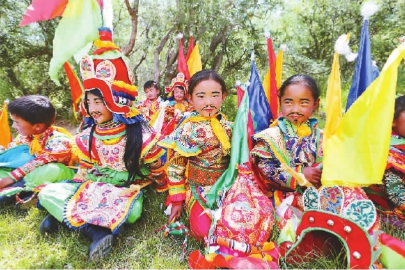 幼儿园的小朋友正准备表演壤塘格萨尔藏戏 幼儿园的小朋友正准备表演壤塘格萨尔藏戏