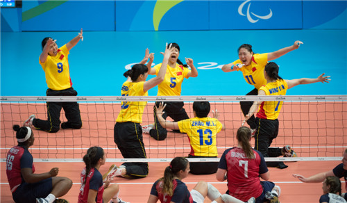 　 9月12日，在里约残奥会坐式排球女子小组赛中，中国队以3比2险胜美国队。（均据新华社发）