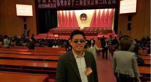 图为董事长詹松镇在郑州政协会议现场 图为董事长詹松镇在郑州政协会议现场