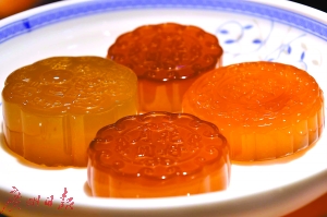 玉石月饼晶莹剔透，看上去“美味诱人”。