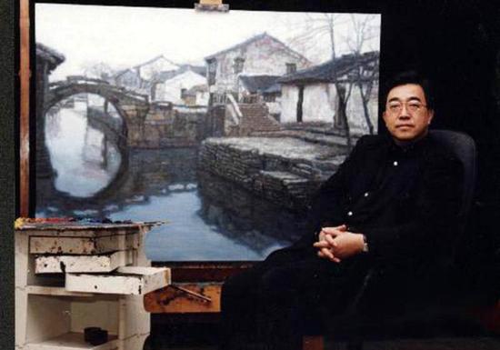 陈逸飞与作品《故乡的回忆—双桥》合影