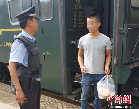 小卢对民警的帮助表示感谢?！⊥鹾瓯?摄