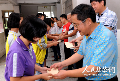 湖南洞口县政协委员结对帮扶贫困学生