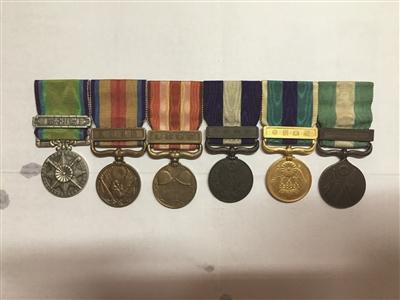 韩老收藏的六种从军纪章。