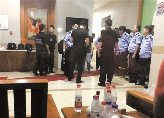 杀人嫌犯撞开2辆警车逃夜晚从3楼跳窗被擒(图)