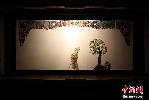 四川皮影表演。 钟欣 摄