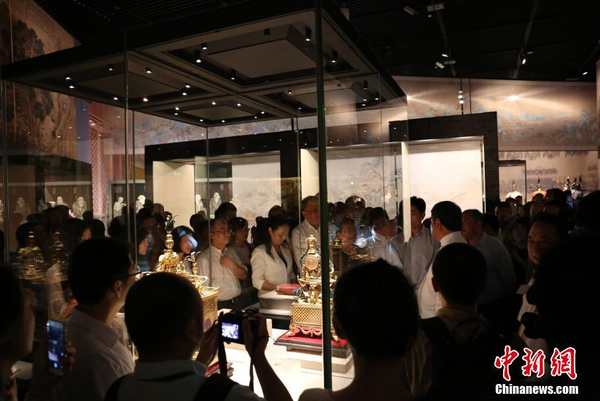 市民欣赏故宫文物。 钟欣 摄