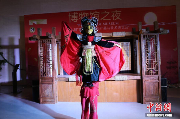 川剧变脸表演。 钟欣 摄