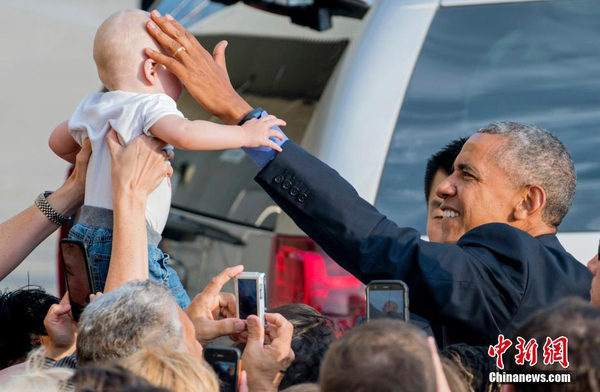 又变孩子王 奥巴马抵达机场不忘逗宝宝2