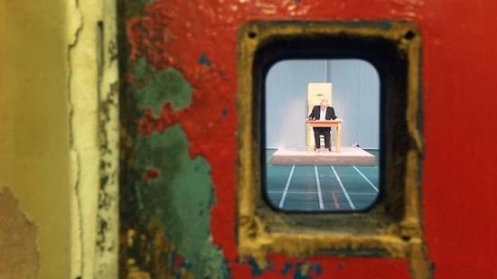 每周会有一位朗读者在此朗读《自深深处》