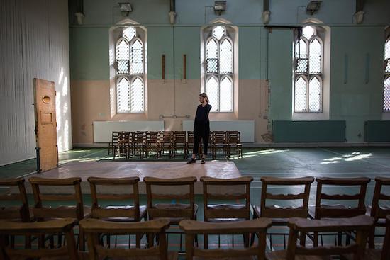 曾经的监狱小礼堂安置着王尔德的牢门