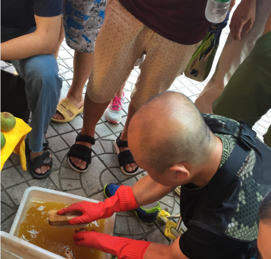 今年的核桃也是丰收年，赌青皮的价格要比去年降一些。王勇官帽与四座楼狮子头仍然是大家比较受欢迎的品种。四座楼狮子头形状饱满、纹路相对柔和，易出大核，盘玩上色快，所以比较受欢迎。王勇官帽纹路厚重，边略大，易出大尺寸，许多人喜欢买50以上尺寸的官帽。