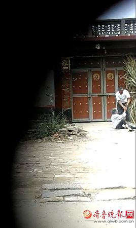 19日，一段长近2分钟的“阳信县水落坡一名老人被儿子殴打”的视频在网上流传，记者证实，被打老人为阳信县水落坡镇侯坞村91岁村民侯德凤，打人者为其六旬上门女婿孙某。