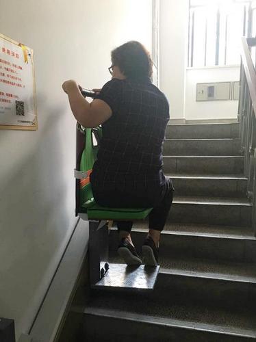 上海一居民自己装电梯邻居存疑虑 居委会称未报备