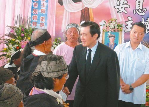 马英九9月19日南下参加鲁凯族人瑞彭玉梅阿嬷告别式，表达感念和敬佩。台湾《联合报》记者萧雅娟／摄影