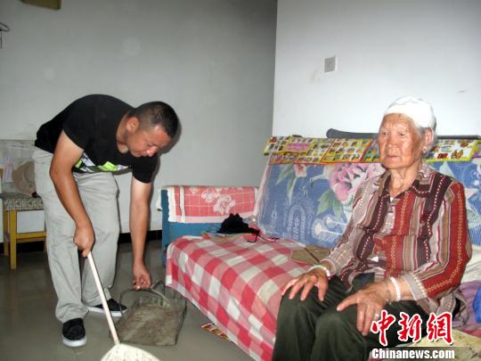 新疆兵团一社区治安员志愿孝老敬亲美德照亮青春