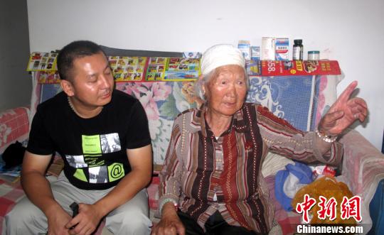 冯大妈向记者介绍何生强照顾社区老人的情况?！⊙疃?摄