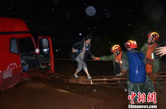 图为消防泥石流中开展救援?！」?摄