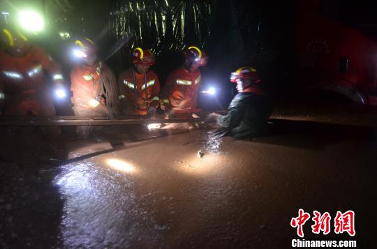 图为消防泥石流中开展救援?！」?摄