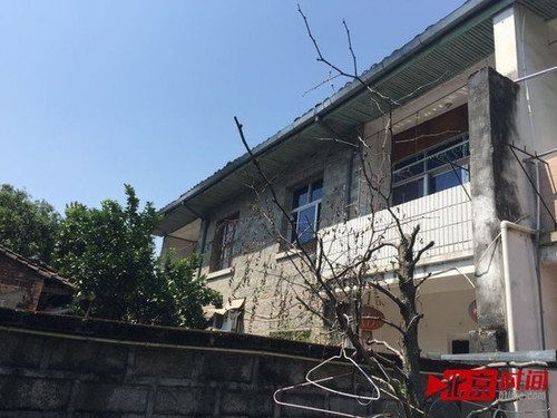 一栋居民楼被改成“网吧”，窗帘终日遮掩。图/北京时间 尹志艳