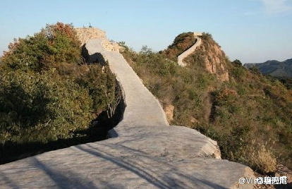 绥中县小河口长城部分城墙顶面被抹平
  读者魏永贤供图