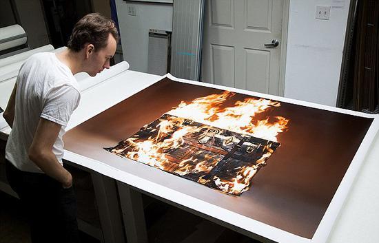 美摄影师为创作燃烧10万元路易威登旅行箱