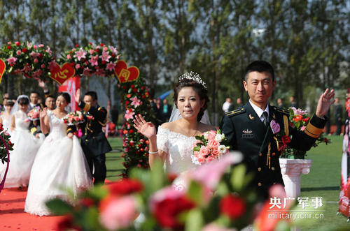 央广网9月21日消息（陈实一 肖云舰） 携手军旅强军追梦，情定山城永结同心。9月20日，火箭军某部为50对新人隆重举办了“缘定火箭军.共筑强军梦”集体婚礼?；槔裣殖?，一个个浪漫的镜头，一组组温馨的画面，将50对新人最难忘的青春在记忆深处定格。