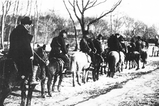 在冰天雪地中行进的义勇军骑兵部队 在冰天雪地中行进的义勇军骑兵部队