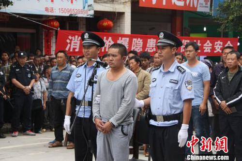 图为被告人?！⊥跚ǜ?摄