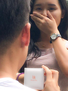 IT男为阻止女友买iphone7，当场下跪2