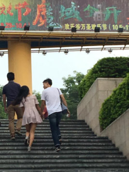 IT男为阻止女友买iphone7，当场下跪4