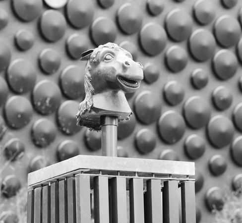 台北故宫将拆除成龙捐赠的兽首 民意代表:政治争议性高