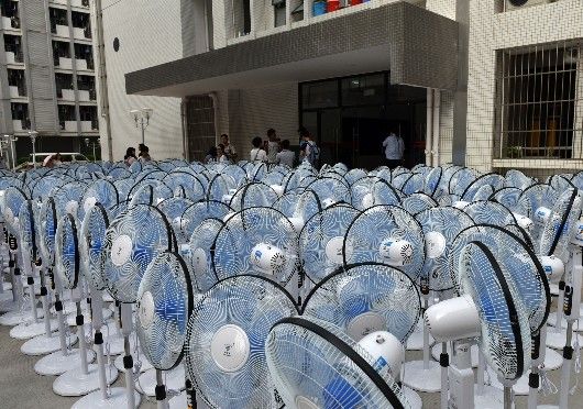 ↑9月22日，在发生甲醛超标的广东财经大学“30栋”学生宿舍楼前，大量落地电风扇等待被发放，用以帮助宿舍内通风。 新华社记者 梁旭 摄