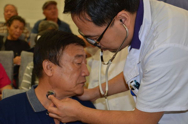 专家现场为患者测量颈动脉血压 专家现场为患者测量颈动脉血压