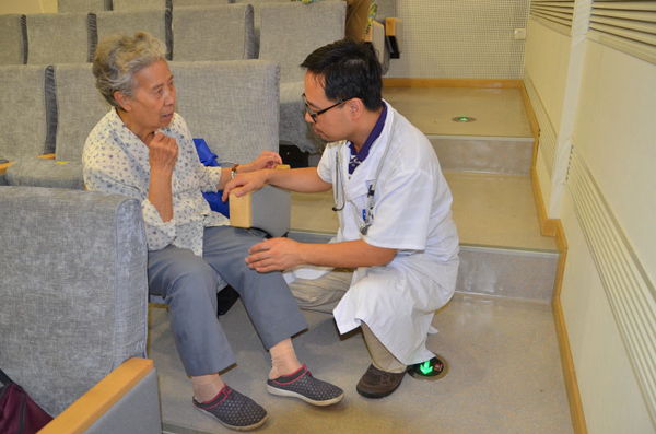 专家与患者交流病情 专家与患者交流病情