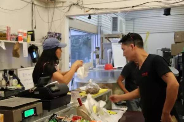 今天，这位亚裔女子的身份终于曝光了：就是这位看上去十分文弱的