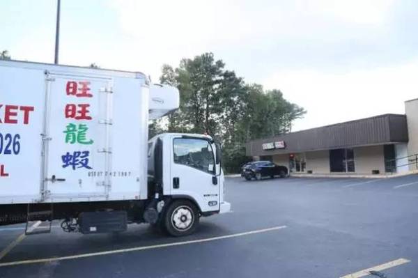 嗯，这就是她家的店，她的家距离这里有大约20分钟车程。