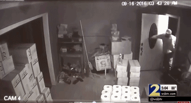 看看陈凤珠自己是怎么讲述这件事情的经过吧。上周五的凌晨4点左右，三名彪悍的持枪匪徒闯入她位于春街(Spring Drive)的住宅，并在房内搜刮现金。