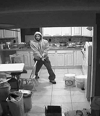 匪徒先在前面屋子遇到墨裔帮工，结果这位帮工对着抢匪大声喊叫：