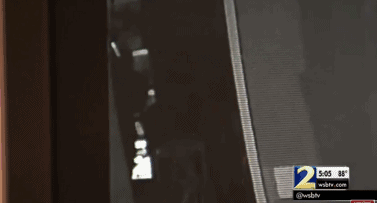 对方三人可能没想到这女人居然这么猛，马上也开枪反击，但气势完全被碾压。三名歹徒抱头鼠窜，混乱之中一名歹徒慌不择路，直接朝着玻璃门撞了过去！