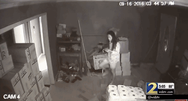 枪战结束之后，陈凤珠镇定地拿起手机报警。