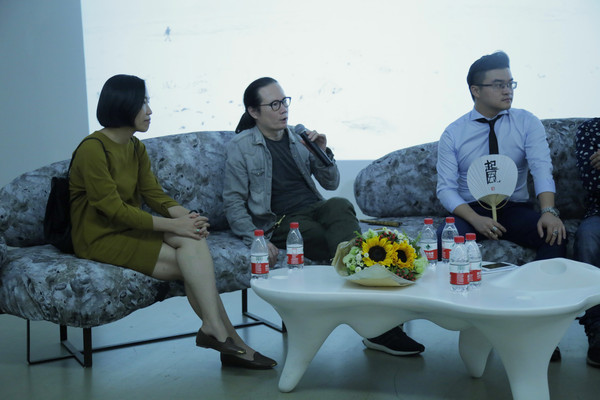 左起策展人卢迎华，艺术家张锰，盈艺术总经理王厚淼