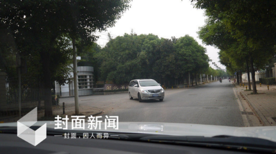 9月27日早上6时15分，前来接牟其中出狱的车到达湖北洪山监狱，35分钟后，6时50分，牟其中乘车离开服刑16年的监狱。