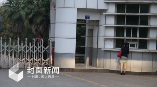 9月27日早上6时15分，牟其中唯一指定代理人夏宗伟登记进入洪山监狱接牟其中。