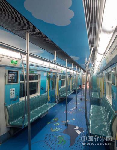 北京首辆书香地铁专列今日正式开通